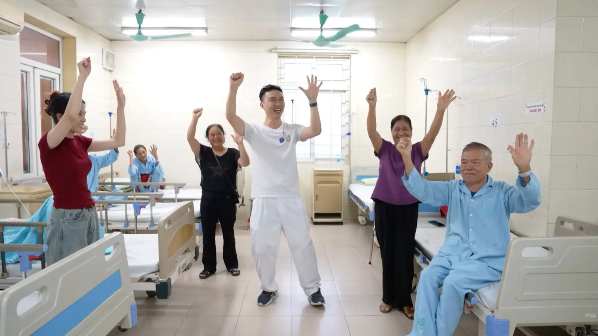 Khi tiếng cười trở thành liều thuốc bổ | Người Hà Nội | 12/10/2025